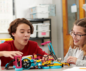 Presentational Camp: Fast Forward Kids: Lego Designer visual